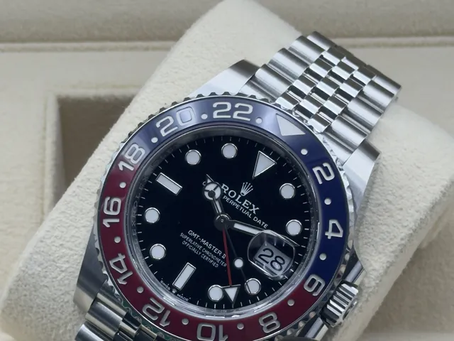 Rolex GMT-Master II „Pepsi“ auf dem Kissen der Original-Box