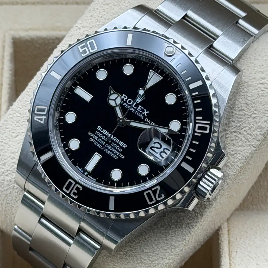 Rolex Submariner Date (Ref. 126610LN) aus unserem Bestand, schräg fotografiert: Zifferblatt, Rehaut mit Gravur, Lünette, Gehäuse mit Krone und Oyster-Armband