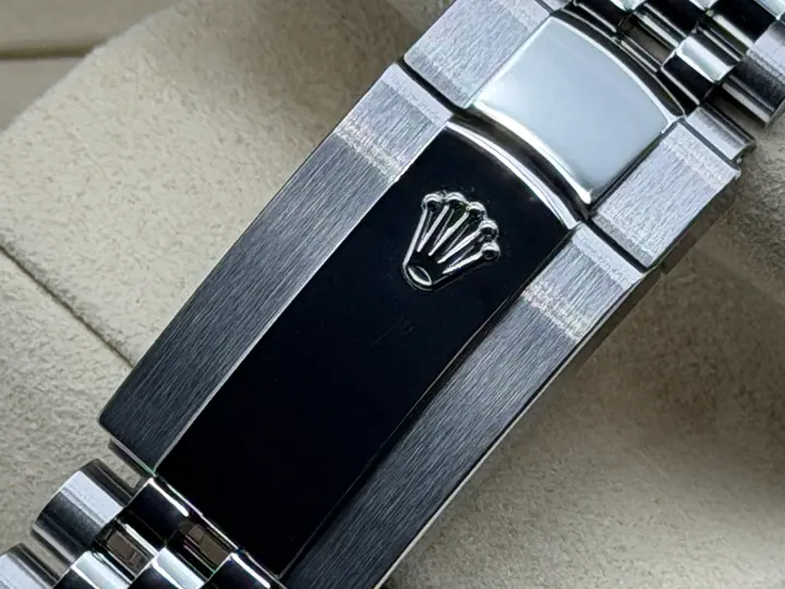 Detailaufnahme der Faltschließe mit Rolex-Krone am Jubilee-Armband einer Rolex Datejust 41