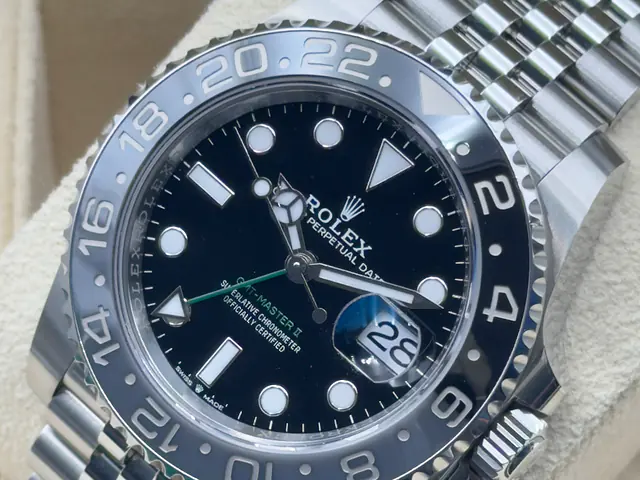 Rolex GMT-Master II (Ref. 126710GRNR) aus unserem Bestand auf dem Kissen der Original-Box