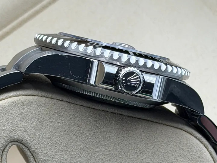 Seitenansicht des Gehäuses einer Rolex Sea-Dweller (Ref. 126600): Flanke, Hörner, Kronenschutz und Aufzugskrone mit Rolex-Krone