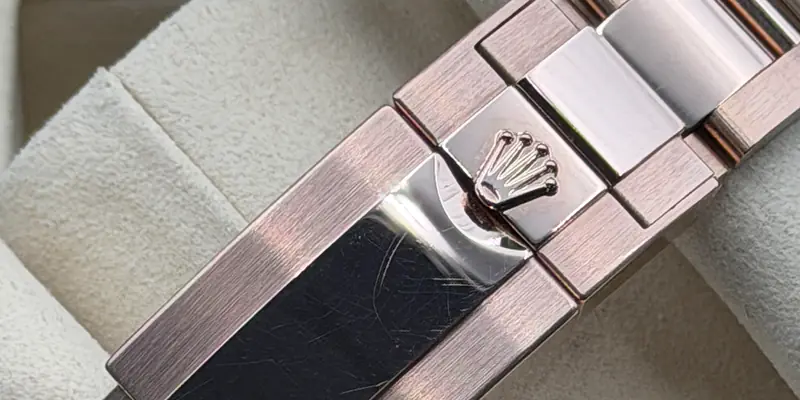Oyster-Armband und Faltschließe aus Everose-Gold einer Rolex Cosmograph Daytona