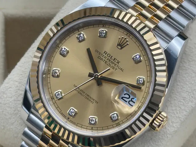 Rolex Datejust 41 in Rolesor mit champagnerfarbenem Zifferblatt und Diamantindexen (Ref. 126333) aus unserem Bestand