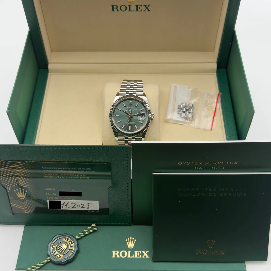 Rolex Datejust 36 als Full Set: Uhr in der geöffneten Original-Box mit Garantiekarte im Etui, Booklets, Siegelanhänger und zusätzlichen Bandgliedern